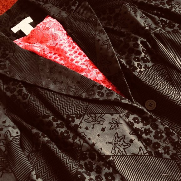 Tone-on-tone Textured Embossed Floral Design Velvety Black Jacket  Size 12 NEW - Picture 3 of 4